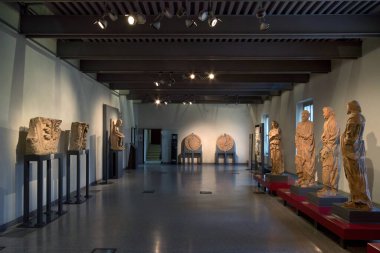 St. Sebastian Müzesi, Mantua, Lombardy, İtalya. Bu odada, ortaçağ ve Rönesans dönemlerinde Mantua 'daki kamu ve özel binaların zenginliğini vurgulayan heykel çalışmaları var..