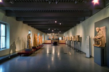 St. Sebastian Müzesi, Mantua, Lombardy, İtalya. Bu odada, ortaçağ ve Rönesans dönemlerinde Mantua 'daki kamu ve özel binaların zenginliğini vurgulayan heykel çalışmaları var..