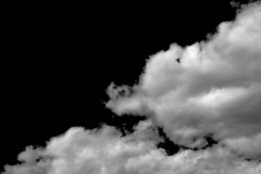 Siyah arka planda bulutlar. Ekran harmanlama kipini kullanırsanız, renkli ya da siyah ya da beyaz gökyüzü eklentileri için mükemmel.