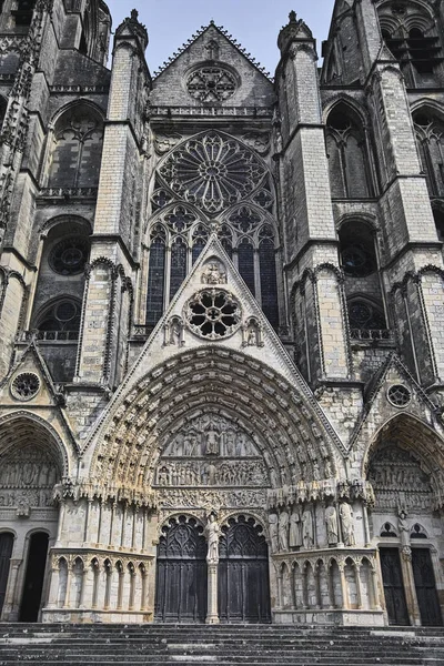 サンテティエンヌ大聖堂 ブルジュ フランス 最後の審判の浅浮き彫りと正面の壮大なゴシック様式のポータルの詳細 大聖堂は12世紀末から13世紀初頭にかけて建設された — ストック写真