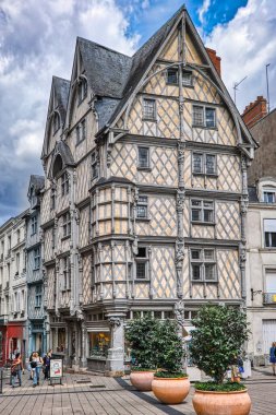 Adam 'ın Angers, Fransa' daki evi. Bu evin inşaatı 1494 yılında başladı ve adını bir sütundaki Adem heykelinden aldı. Yarı keresteli binalar gibi inşa edilmiş binaların en güzel örneklerinden birini temsil ediyor..