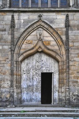 Saint Malo Kilisesi, Dinan, Britanya, Fransa. İbranice yazan geç dönem Gotik portallardan biri..