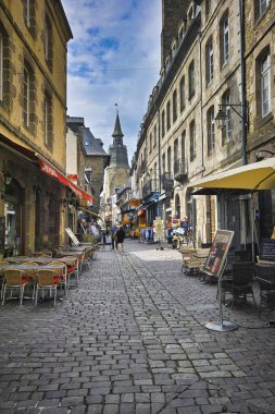 Dinan, Brittany, Fransa. Rue de l 'Horloge bu tarihi şehrin ana caddelerinden biridir. İstisnai binalar, bir çok listelenmiş tarihi anıt, bu eski caddeye Tour de l 'Horloge adı verilmiş..