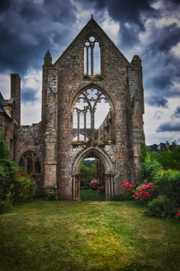 Paimpol 'deki Abbaye Denizcilik de Beauport, Cotes-d' Armor, Brittany, Fransa. 13. yüzyılın başlarında inşa edilen Beauport denizcilik manastırı Ctes-d 'Armor' da yer almaktadır. Denize bakan manastır, tarihi bir anıt olarak sınıflandırılır..
