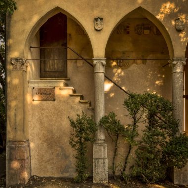 Verona (İtalya) yakınlarındaki Valeggio sul Mincio 'daki Sigurta Garden Parkı içindeki Hermitage olarak bilinen Neo-Gotik bina).