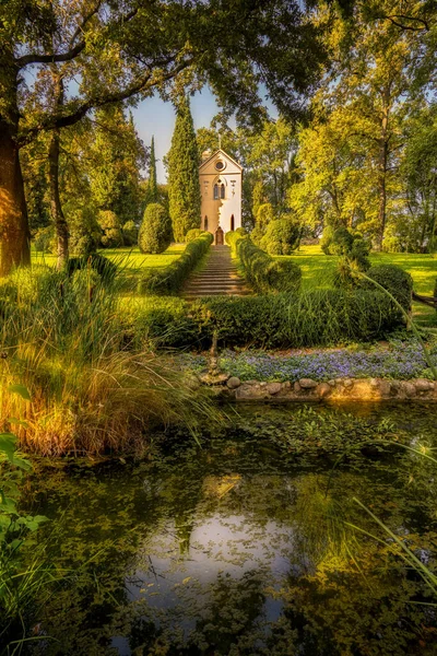 Glimp Van Een Vijver Met Waterplanten Aan Voet Van Een — Stockfoto