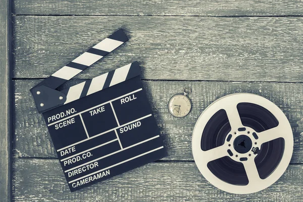 Clapperboard Carrete Con Película Viejo Reloj Bolsillo Encuentran Una Tabla — Foto de Stock