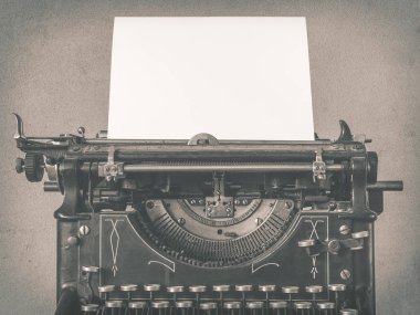 Eski daktilo kağıt boş bir levha ile. Kapat-up.Toned phot