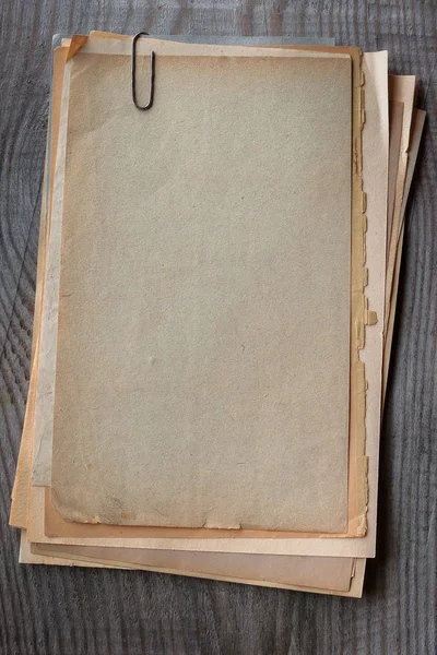 Μια Στοίβα Από Παλιά Φύλλα Χαρτιού Ένα Κλιπ Στο Τραπέζι — Φωτογραφία Αρχείου