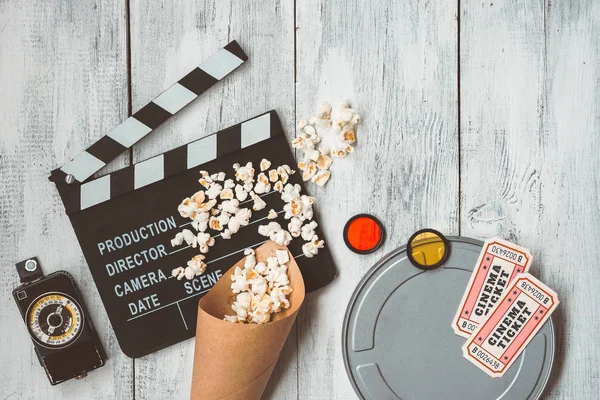 Een Filmklapper Een Doos Van Film Een Zak Popcorn Kleurenfilters — Stockfoto