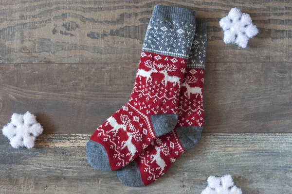 Warm Colored Socks Ornaments White Snowflakes Table — Stock Photo, Image