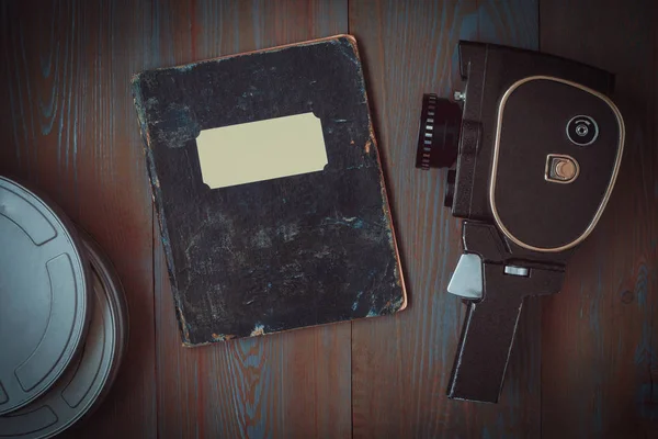 Sebuah Kamera Film Tua Sekotak Film Dan Notebook Untuk Catatan — Stok Foto