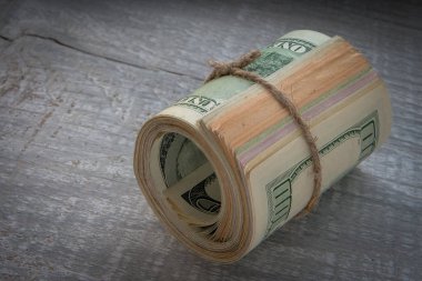 Bükülmüş dolar yığını ve sicim ile bağlı