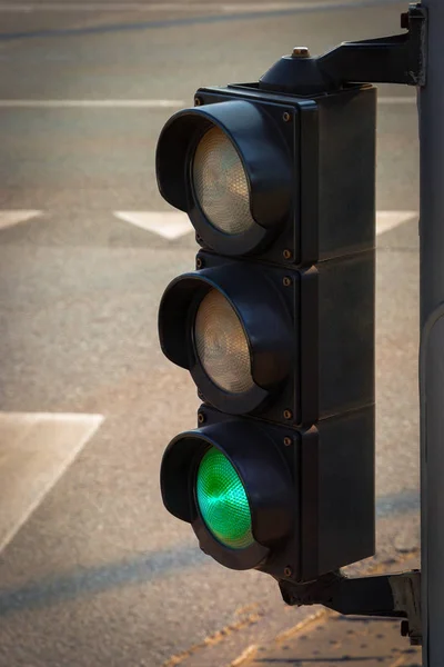 Sygnalizacja Świetlna Nagrywania Sygnał Zielony Stoi Ulicy Miasta — Zdjęcie stockowe