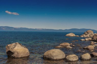 Büyük taşlar Lake Tahoe California, ABD su yalan