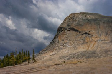 Yosemite Milli Parkı, California, ABD dağ thunderclouds arka planda vurdu