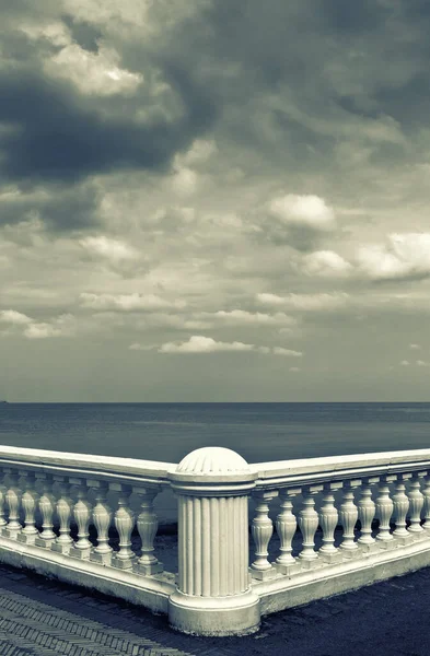 Parapeto Hormigón Blanco Orilla Del Mar Foto Teñida — Foto de Stock