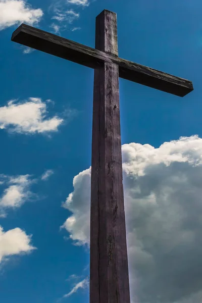 Ein Altes Großes Holzkreuz Vor Bewölktem Himmel — Stockfoto