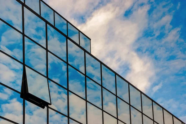 Fachada Cristal Centro Negocios Contra Cielo Azul Con Nubes — Foto de Stock