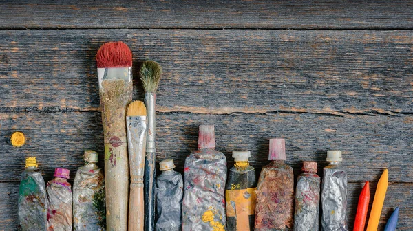 Pinsel Des Künstlers Farbtuben Und Buntstifte Liegen Auf Einem Holztisch — Stockfoto