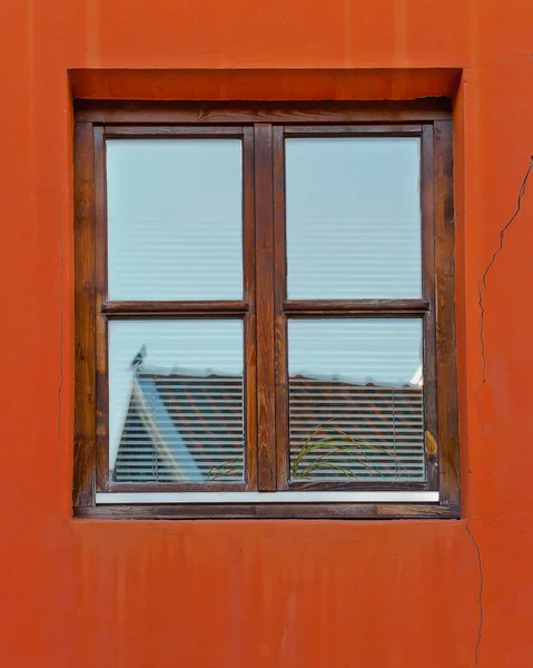 Stängt Träfönster Sprucken Terrakotta Vägg — Stockfoto