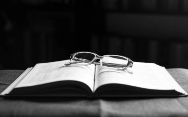 Bardaklar açık, siyah beyaz, yakın plan.