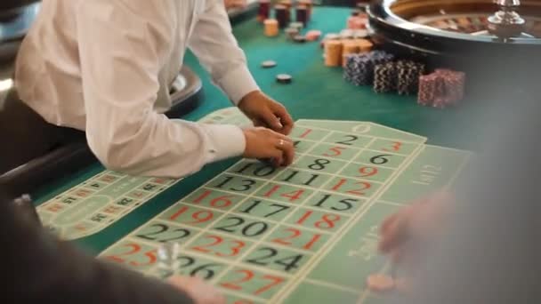 La gente juega en el casino y apuesta — Vídeos de Stock