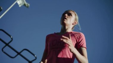 Spor sahasında spor yapan genç bir kadın, yakın plan.