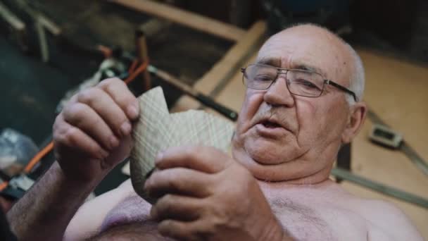 Close-up de velho com torso nu jogando cartas na aldeia — Vídeo de Stock