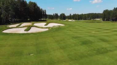 Yazın birinci sınıf golf sahası, hava manzaralı, 4K çözünürlüklü.