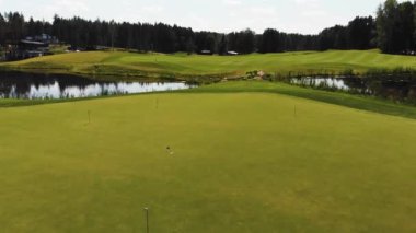 4K yazında dünya standartlarında golf sahası ve güzel Rus doğasının havadan görünüşü.