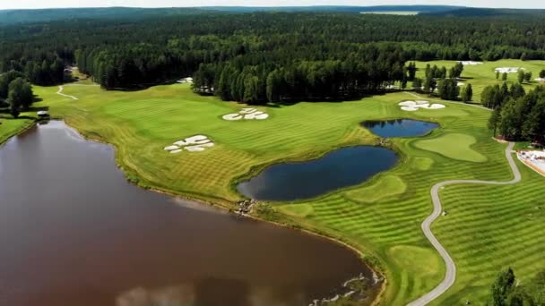 Fågelutsikt över golfbanan i världsklass och vacker sjö och fält på sommaren, 4K — Stockvideo