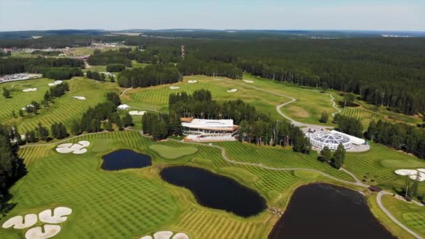 Вид с высоты птичьего полета на поле для гольфа с полем мирового класса и красивой природой, 4K — стоковое видео
