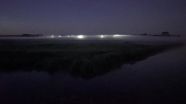 Fenerler parlıyor ve gizemli sis geceleri çimlerin üzerinde uzanıyor.