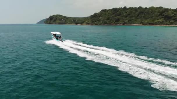 Güneşli bir günde Tayland Körfezi 'nde yüzen motorlu teknenin hava görüntüsü. — Stok video