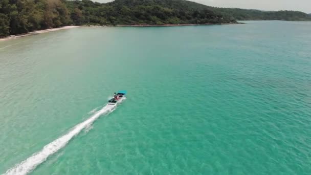 Tayland Körfezi 'nin turkuaz suyunda yüzen motorlu teknenin hava manzarası. — Stok video