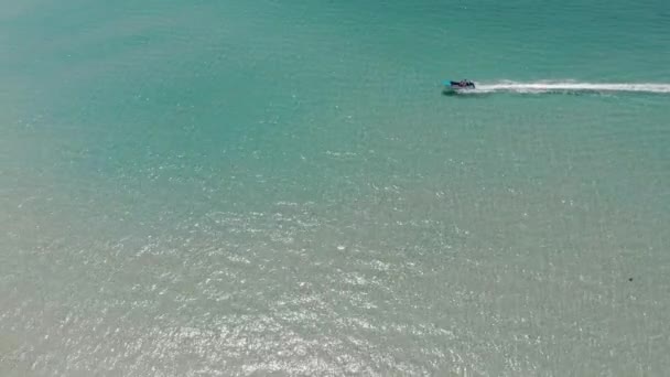 Güneş doğarken Tayland Körfezi 'nde yüzen mavi motorlu teknenin hava görüntüsü. — Stok video