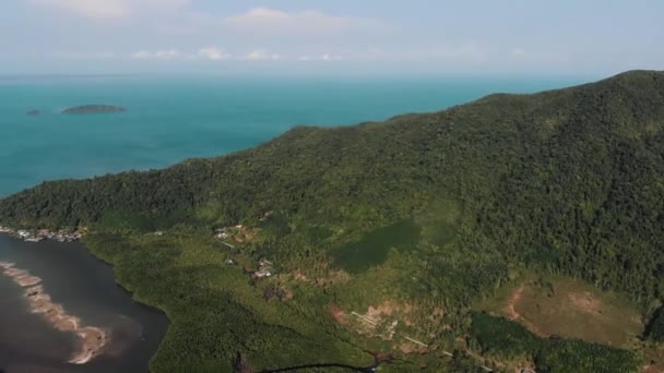Vista aérea de la bahía del Golfo en Tailandia con agua azul en el día de verano — Vídeos de Stock