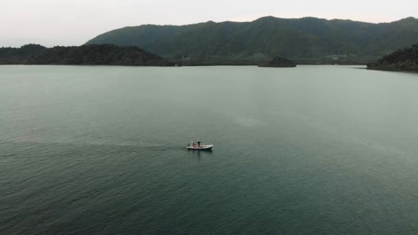 Barco flutuando no Golfo da Tailândia no fundo de colinas verdes da ilha — Vídeo de Stock