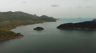 Yeşil tepeli bir adanın arka planına sahip körfezin güzel manzarası