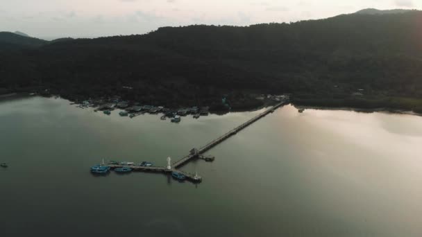 Tayland Körfezi 'nde deniz feneri olan dalgakıran ve liman manzarası, 4k — Stok video