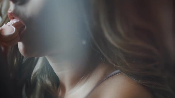 一个金发女人在室内吃性感饼干的特写镜头 — 图库视频影像