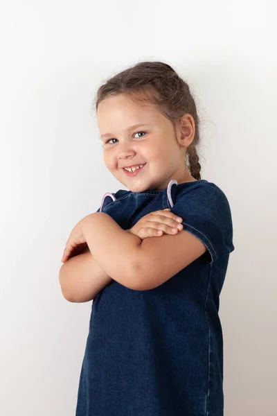 Una Niña Vestido Mezclilla Azul Tiene Sus Brazos Cruzados Sobre — Foto de Stock