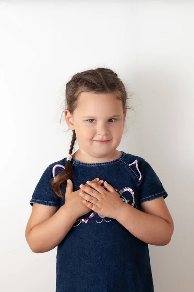 Niña Vestido Mezclilla Azul Presionó Sus Manos Sobre Pecho Diciendo — Foto de Stock