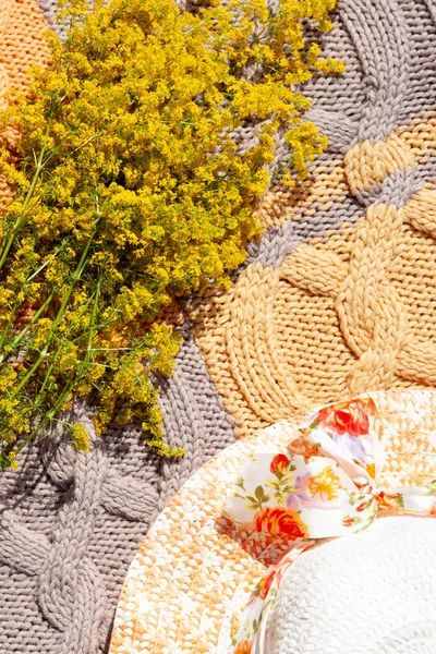 Straw Hat Yellow Wildflowers Knitted Brown Blanket Summer — Stock Photo, Image