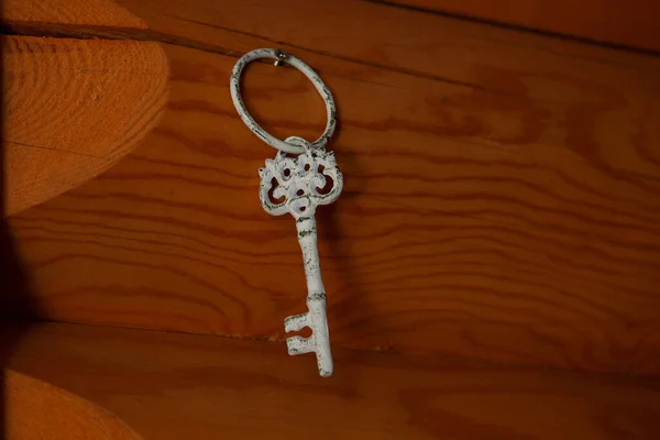 Nagy évjárat öreg fehér kulcs lóg a falon egy faház — Stock Fotó
