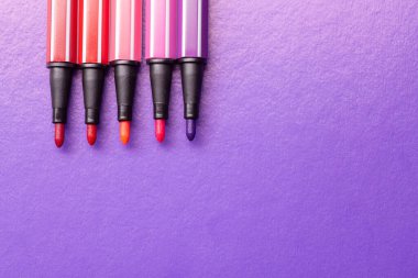 Pembe, mor, pembe, pembe arkaplanda beş açık işaret veya kalem, izole edilmiş maket.