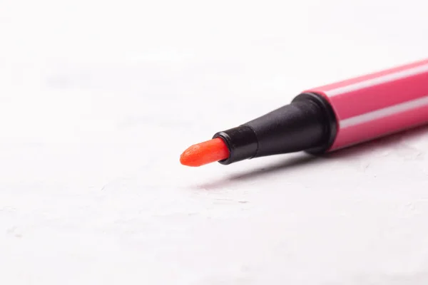Ανοιχτό μαρκαδόρο ή στυλό σε ροζ χρώμα σε λευκό μπετόν φόντο, close up — Φωτογραφία Αρχείου