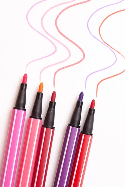 Fünf offene Marker oder Kugelschreiber in rosa, lila, rosa auf weißem Hintergrund, Zeichnung aus Marker — Stockfoto