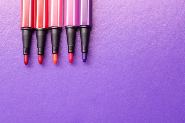 Pembe, mor, pembe, pembe arkaplanda beş açık işaret veya kalem, izole edilmiş maket.